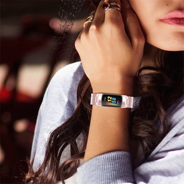 Fitbit Charge 5 luksuriøs klokkerem i rustfritt stål med trippelperler - Rosa Pink