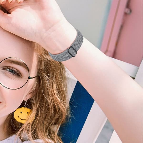 Fitbit Sense / Versa 3 elastiskt klockarmband med justerbart spänne - Grå Silvergrå
