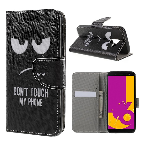 Samsung Galaxy J6 beskyttelsesetui i lædermateriale med printede mønstre og magnetisk lukkeklap - øjne og "Dont touch my phone" Multicolor