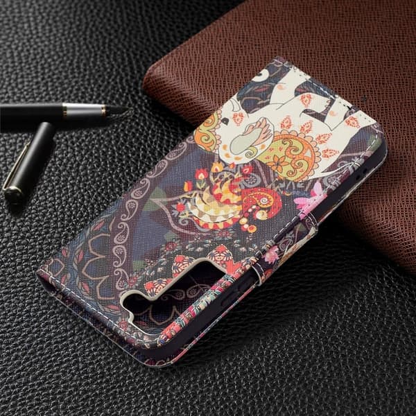Wonderland Samsung Galaxy S22 Flip Etui - Malanda Blomst og Elefant Multicolor