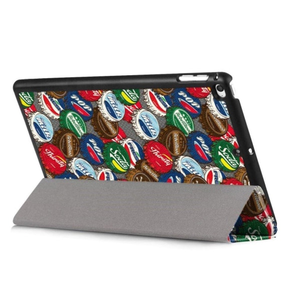iPad Mini (2019) tre-fold mønstret læderetui - Farverige Kapsler Multicolor