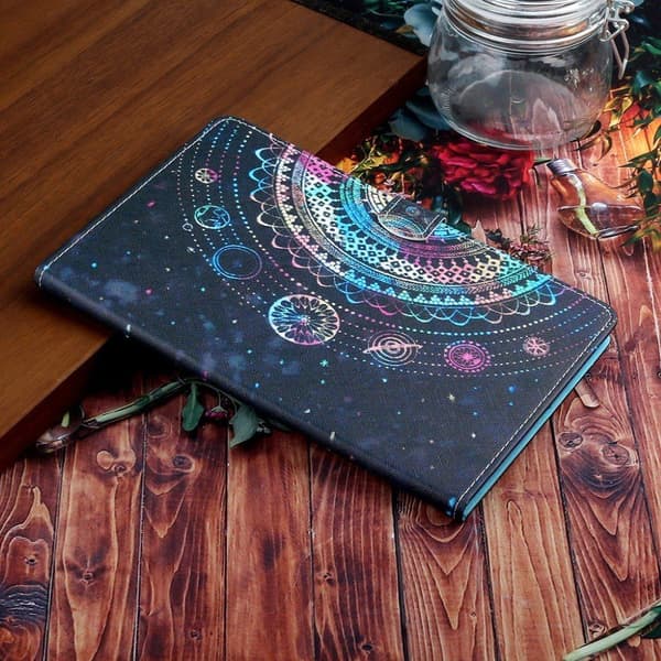 iPad 10.2 (2019) trendigt mönstrat flipfodral i läder - Färgglada Planeter multifärg
