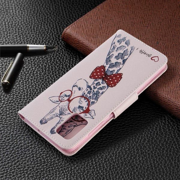 Wonderland Samsung Galaxy A51 flip case - Adorable Giraffe Med briller Multicolor