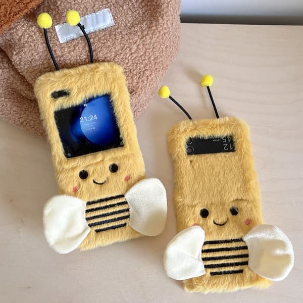 KJS-026 Samsung Galaxy Z Flip6 5G Etui Bee Pattern Plush Flexible Phone Cover Brown