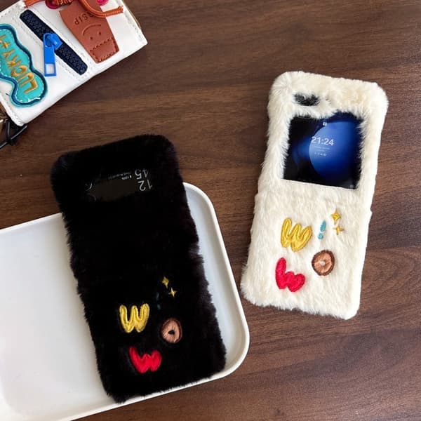 KJS-018 Samsung Galaxy Z Flip6 5G Case Embroidered WOW Soft Plush Hard Bumpresistent Phone Cover - Sort Black