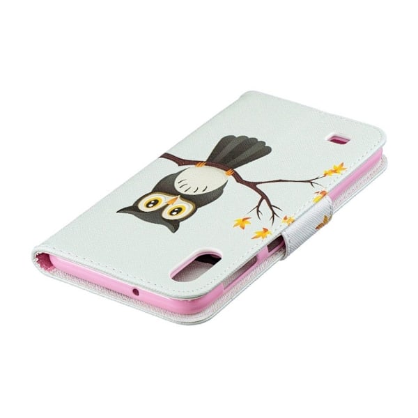 Wonderland Samsung Galaxy A10 etui - En Stående Ugle på en Gren Multicolor