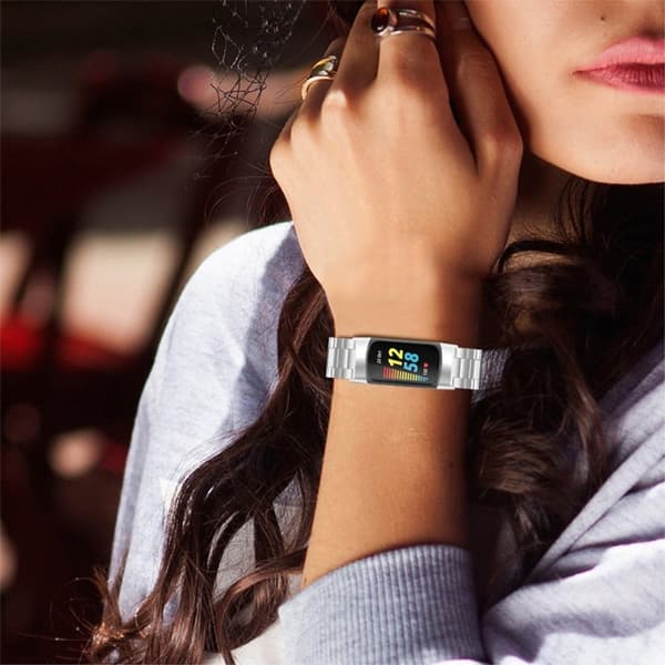 Fitbit Charge 5 luksuriøs klokkerem i rustfritt stål med trippelperler - Sølv Silver grey