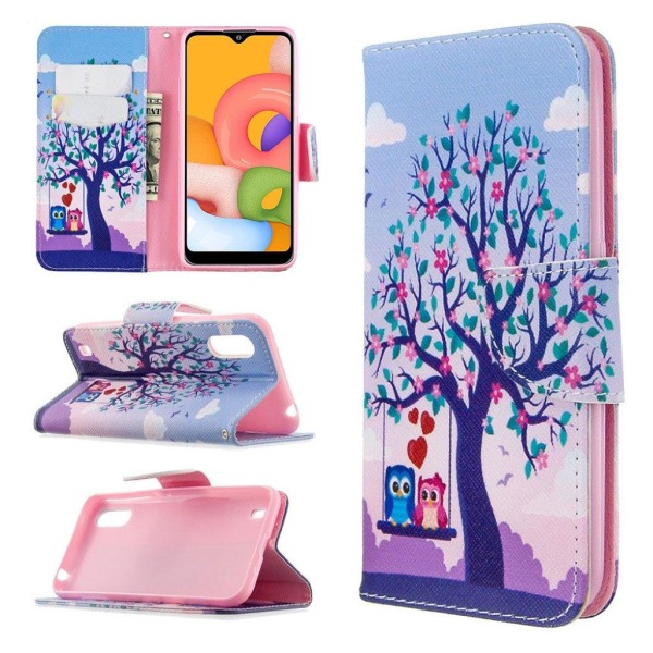 Wonderland Samsung Galaxy A01 flip etui - Uglepar og et Træ Multicolor