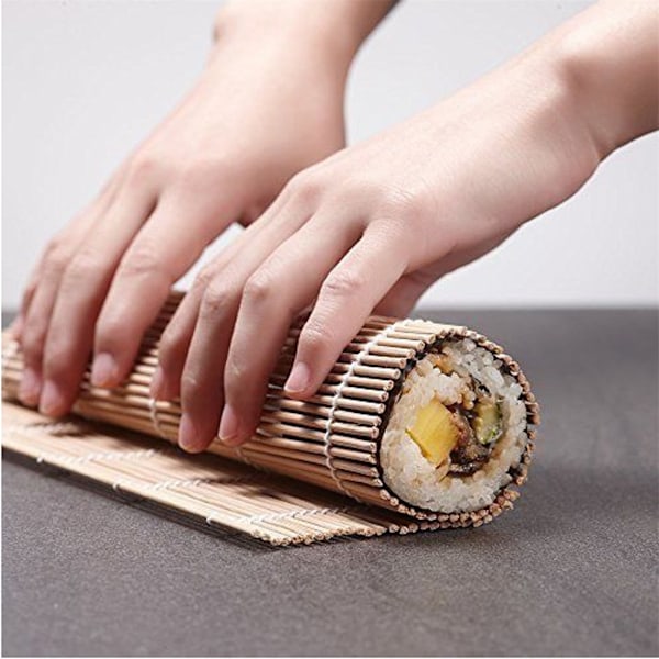 Bambus Sushi Maker-set med Rullmatta, Kniv, Sked & Stickor för Hembruk, Lätt att Göra Perfekta Sushirullar, Miljövänligt Hållbart Set