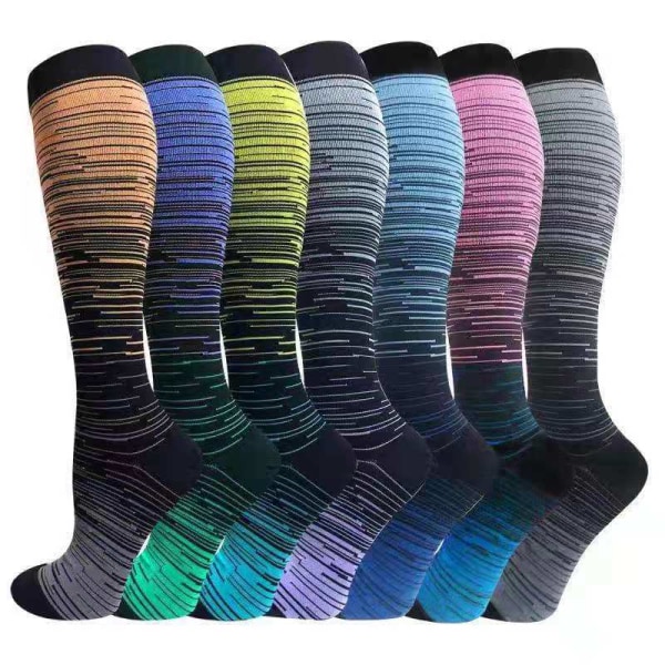 Höga strumpor för män och damer Mode Gradient Blandade färger kompressionsstrumpor Mittkalven Sport Nylon S-M 3-pairs