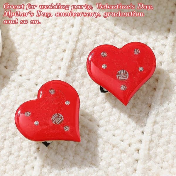 Rød hjertebroche til festbrug med 20 lysende Valentinsdag-pins