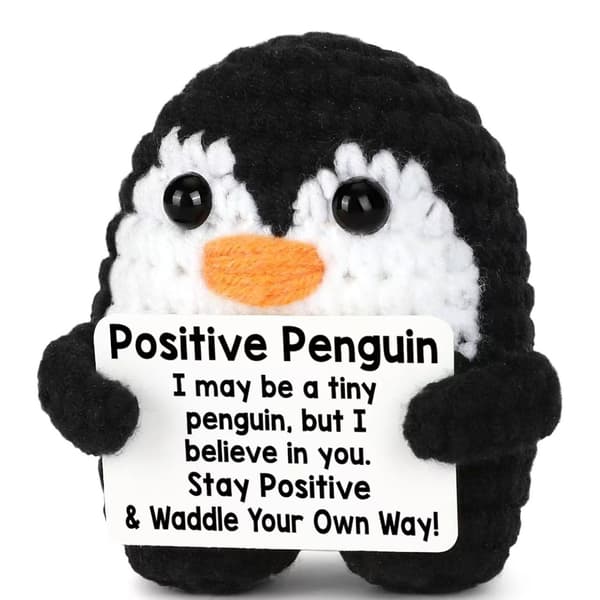 Virkad Positive Vibes dockberlock - Pingvin med P-kort Penguin with P Card