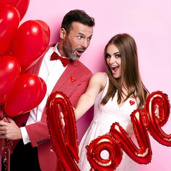 Rød hjertebroche til festbrug med 20 lysende Valentinsdag-pins