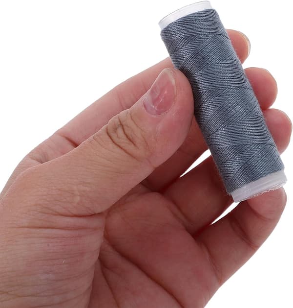 111 stk. sysett for maskinquilting, polyesterassortiment, spoleholder og trådsneller