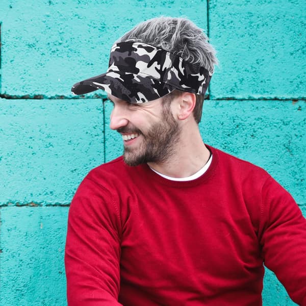 Baseballkasket til mænd med paryk, gråt hår og sort camo-design, efterår vinter hiphop-stil festhat