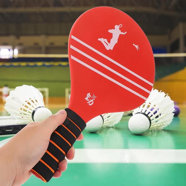 2 stk. røde fortykkede badmintonracketer i heltre for voksne, gutter og jenter