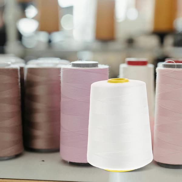 5000-yard hvit polyester symaskintrådspole 3-lags universal