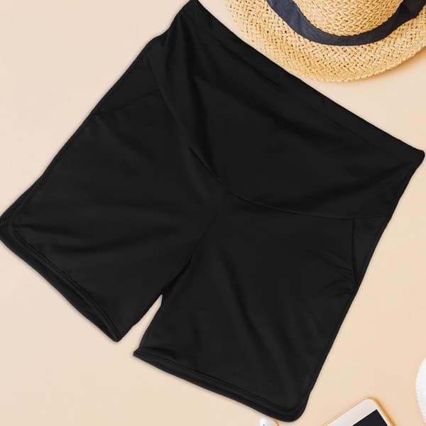 Lette mammashorts over magen, designet for graviditet