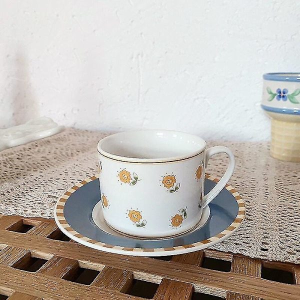 Krus med blomstermønster i keramikk for melkete og kaffe