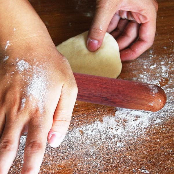 Deigrulle Kjevle i tre 30 cm heltre med hengehull for dumpling- og brødbaking