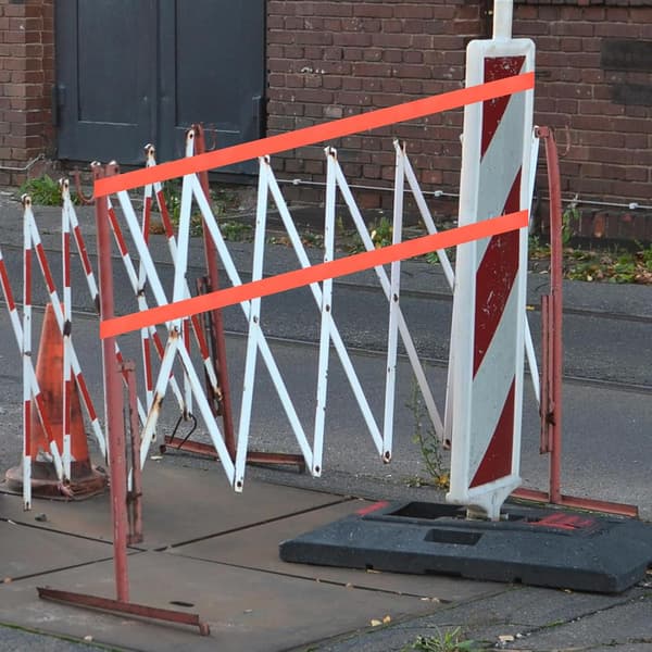 Hög synlighet orange flaggtejp tillverkad av robust PVC för säkerhetsgränsmarkering och mångsidighet utomhus
