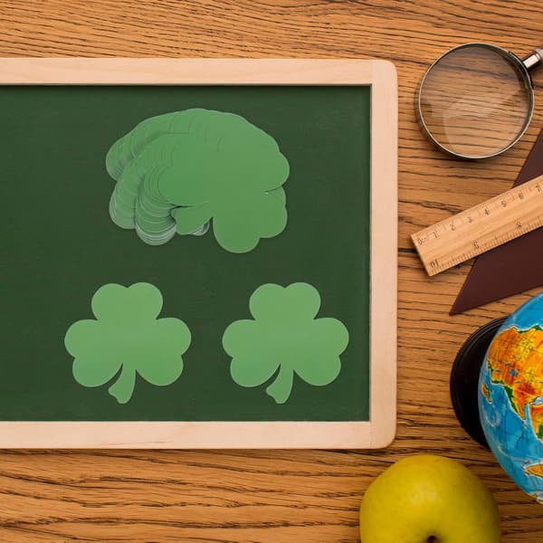 40 st St Patrick's Day pappersklöverutskärningar med 60 självhäftande prickar