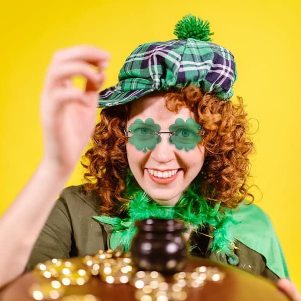 St Patrick's Day Glasögon 1 Par Chic Klöverglasögon Guldbåge och Mörkgröna Linser Fest
