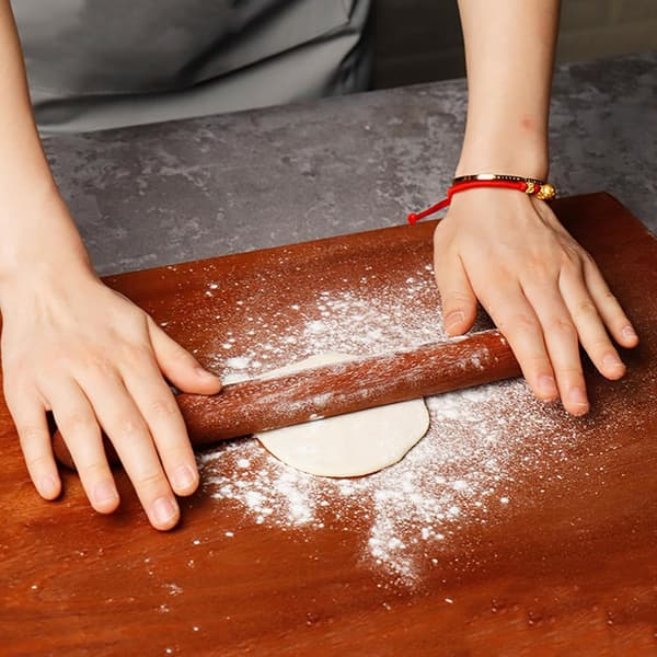 Deigrulle Kjevle i tre 30 cm heltre med hengehull for dumpling- og brødbaking