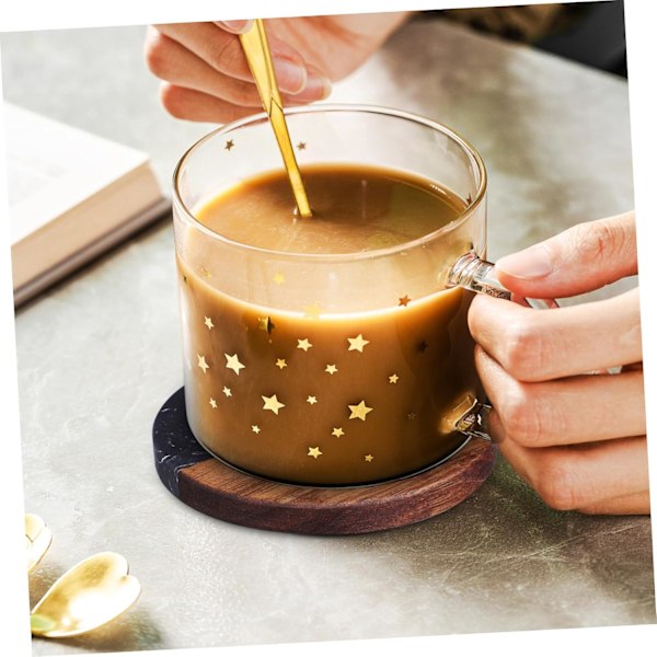Rustikt og elegant sæt med marmor coasters med trædetaljer til skrivebord og boligindretning