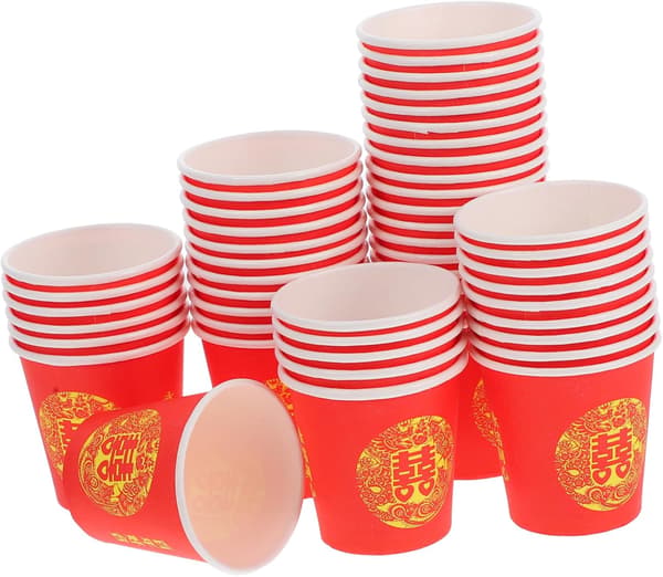 Røde engangspapirkopper til bryllup og te-seremoni med blomsterdesign