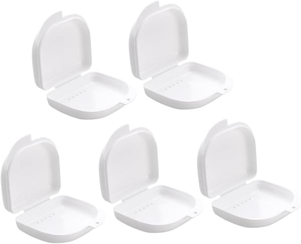 5 st protesfodral med ventilationshål och snäpplås, vit plastbehållare