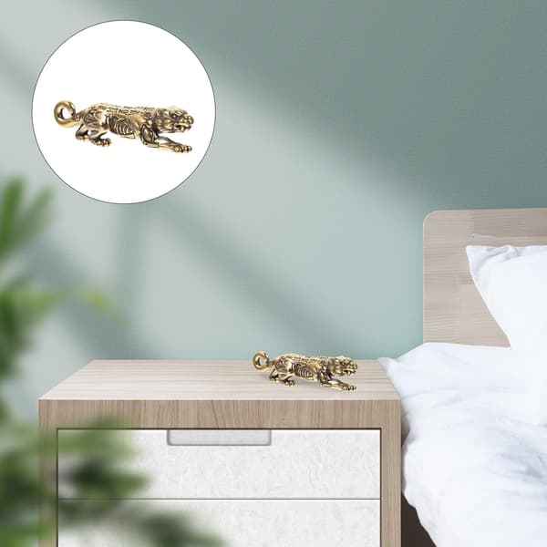 Koppartigerprydnad med fint utförande och platt bottendesign