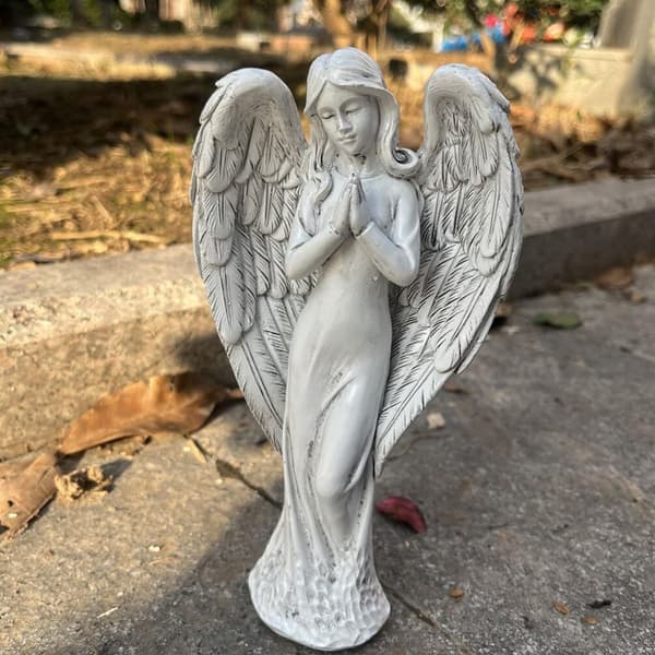 Søt englefigur i harpiks hagepynt bedende engleskulptur