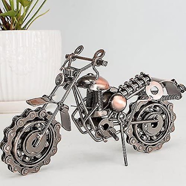 Vintage håndlaget motorsykkelmodell i jern med tannhjul som en samling kunstskulptur