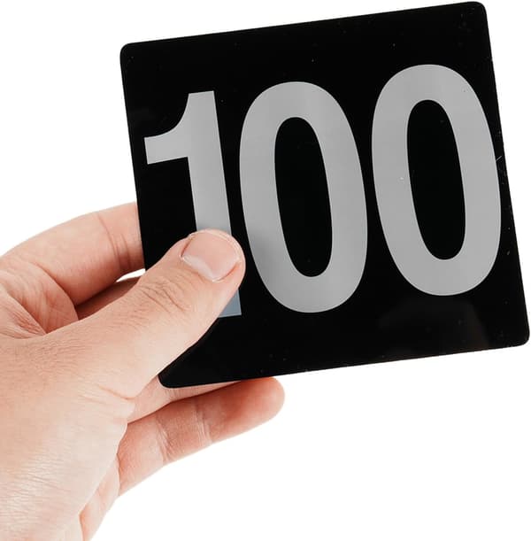 100 st bröllopsbordsnummerkort 1-100 svart bakgrund vit text