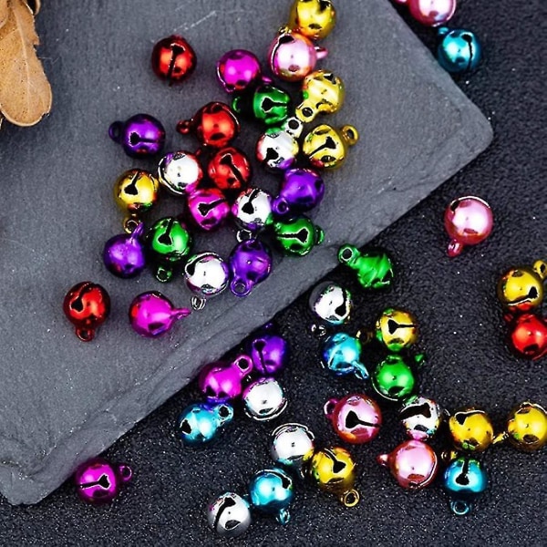 100 st 8 mm små färgade klockor, metallklockor, för smycken Hantverk Juldekorationer Hy-yuhao