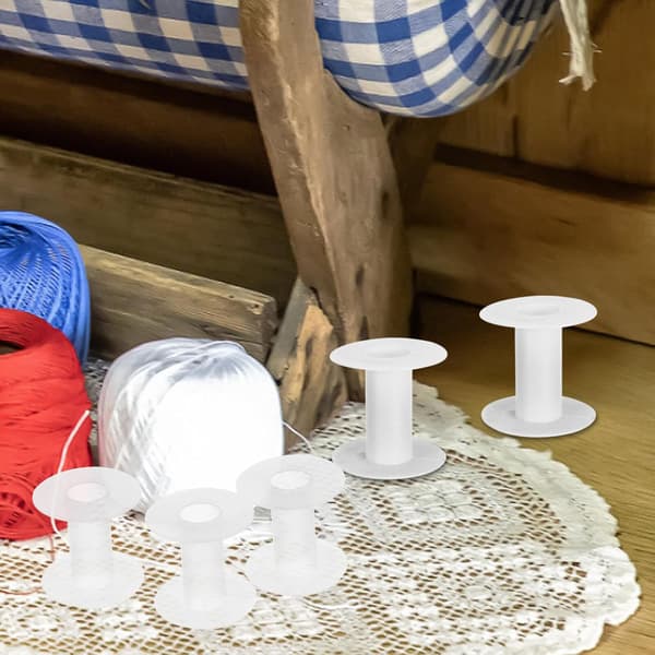 10 st små trådrullar i plast för sömnad och broderi