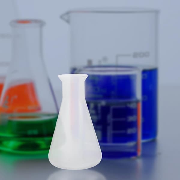 2 kpl muovisia laboratorion erlenmeyerpulloja, 250 ml tilavuus kussakin, valkoinen väri