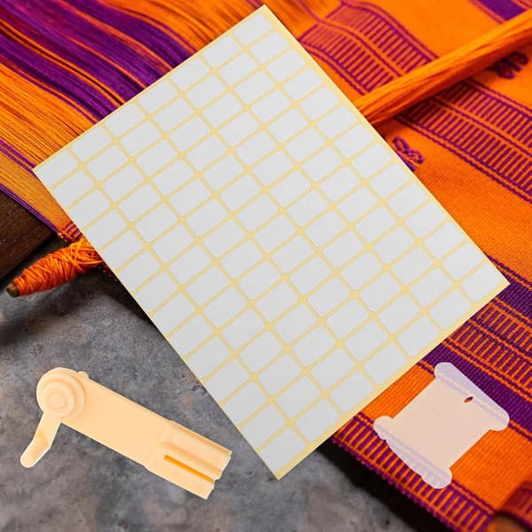 24-roms trådboks i plast med 100 broderitrådspoler