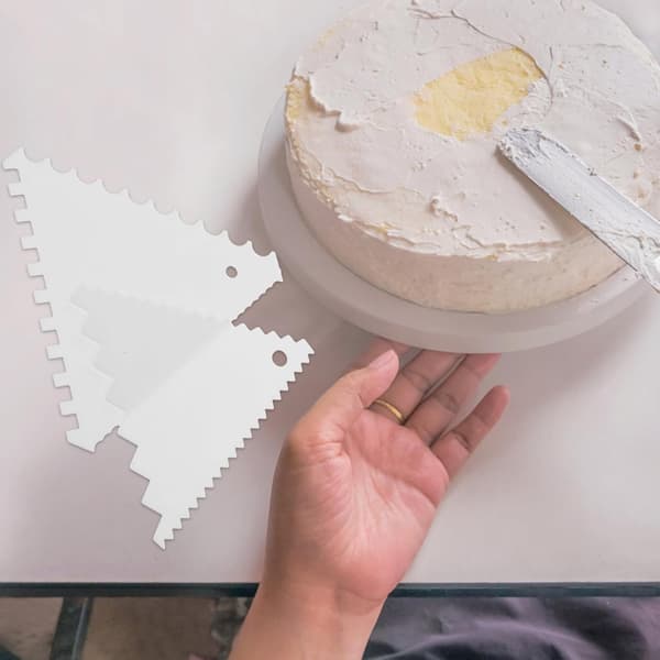 8 stk. hvit plastkakeskrapesett Komfortabelt grep og solid konstruksjon