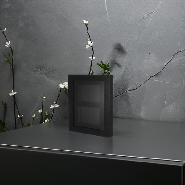 Svart samlarkortsram i trä och akryl, skyddande displaylåda, elegant stil, väggmonterad