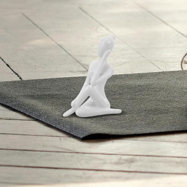 Keramisk vit yogaställningsfigur minimalistiska moderna heminredningar