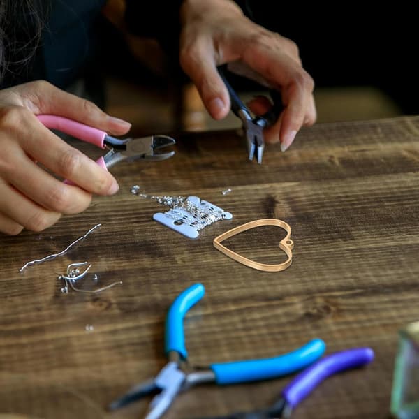 10 stk. hjerteformede harpiksvedhængsrammer i rustfrit stål til DIY smykkefremstilling