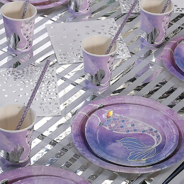 Merenneidon syntymäpäiväjuhlatarvikkeita kertakäyttöisten astioiden kuppitarjottimella