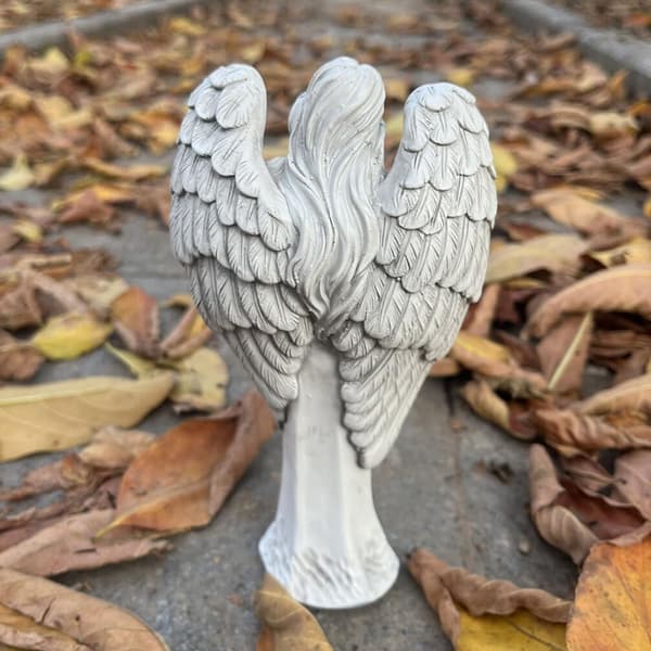 Søt englefigur i harpiks hagepynt bedende engleskulptur