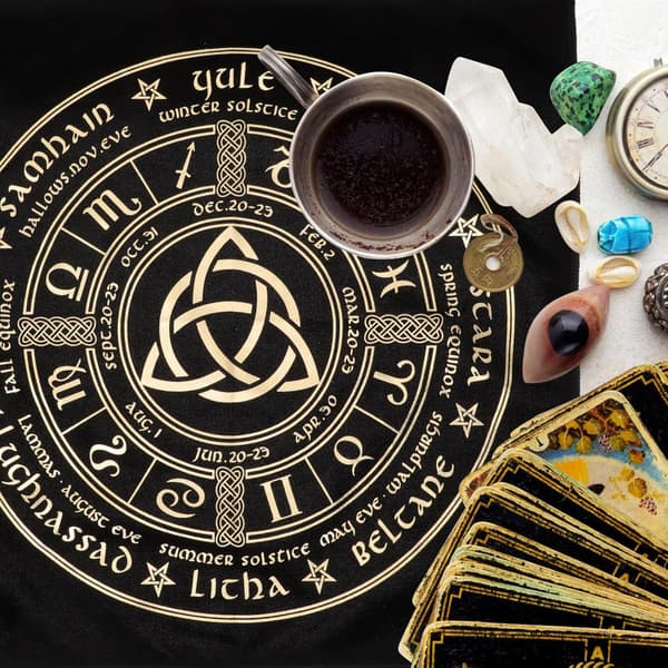 Tarotduk for spådom og lesing av stjernetegn-alterduk