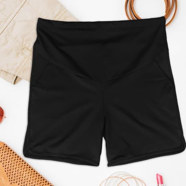 Lette mammashorts over magen, designet for graviditet