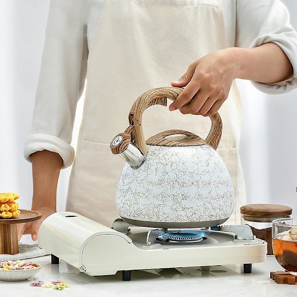 Fløytende vannkoker i rustfritt stål med linjemønster