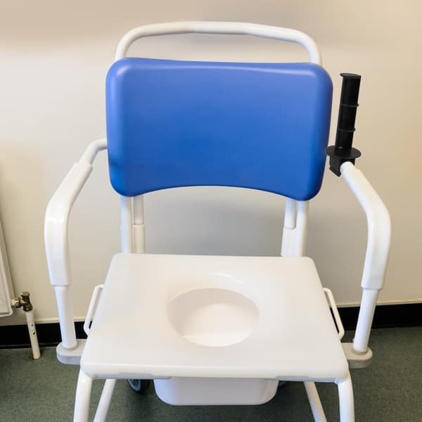 Universal pasform toiletpapirholder med rent design plastmateriale til sengekommode og badeværelsesbrug