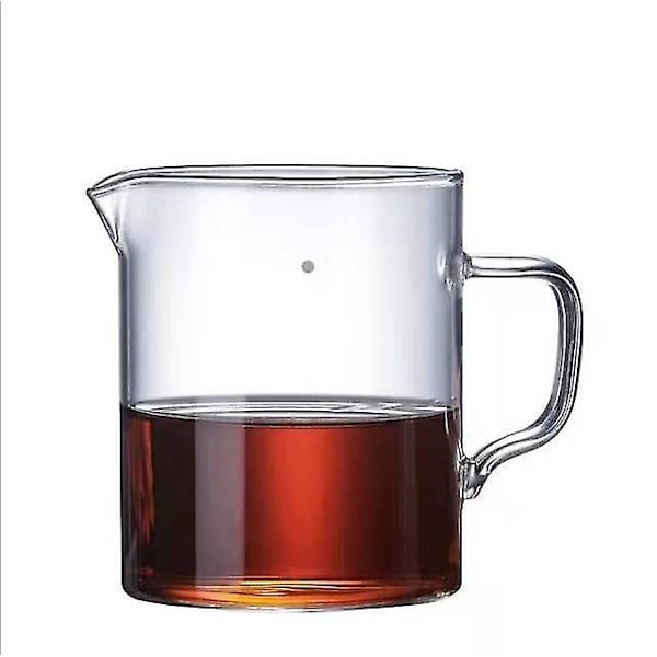 Suora yksinkertainen lasinen kahvikuppeli käsityönä tehty uutto